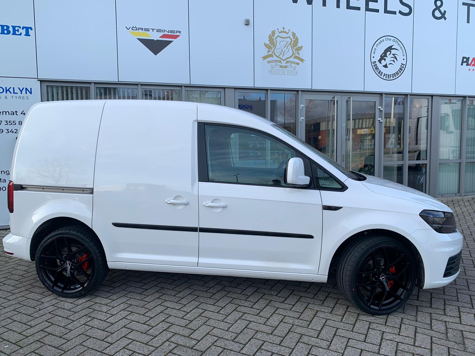 VW Caddy met 19" Borbet Y zwart